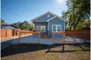 Stylish 3BR2BA Urban Retreat Near Lively Downtown